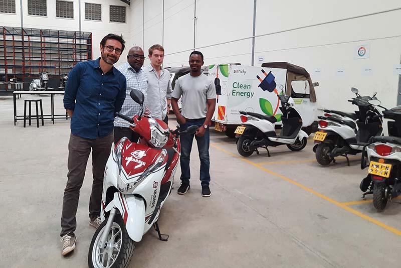 Jason Hopps, à gauche, aux côtés d'employés d'ARC Ride à Nairobi dans leur entrepôt, qui recevra bientôt de nouvelles livraisons de véhicules électriques.