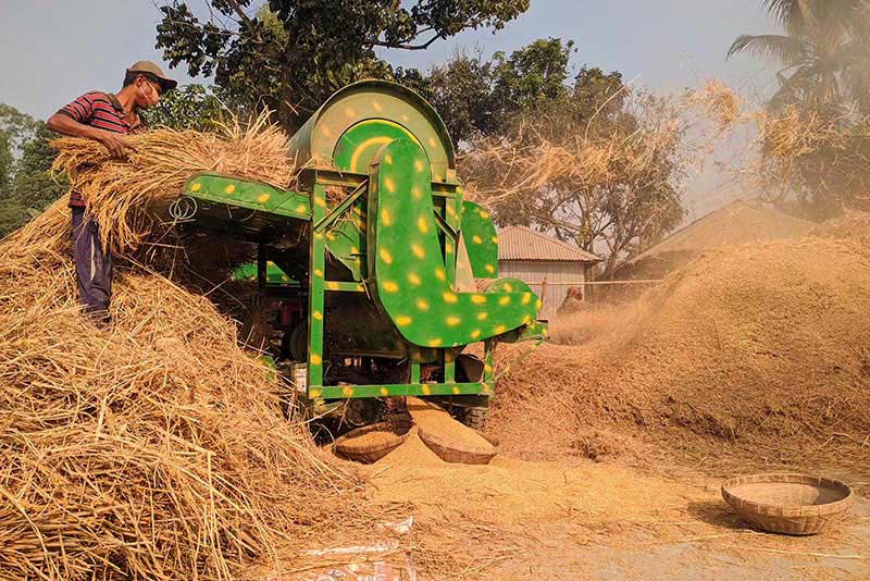 Une machine à battre le riz au Bangladesh.