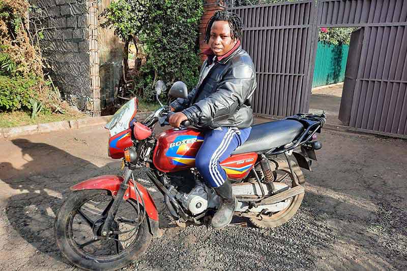 Nicholas Kearg, conducteur de boda boda, aimerait troquer sa moto à essence contre un véhicule électrique.