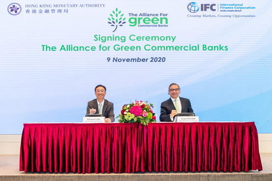 Edmond Lau, Senior Executive Director of the HKMA (left), and Vivek Pathak, IFC Regional Director for East Asia and the Pacific (right) sign the cooperation agreement to establish the Alliance for Green Commercial Banks.