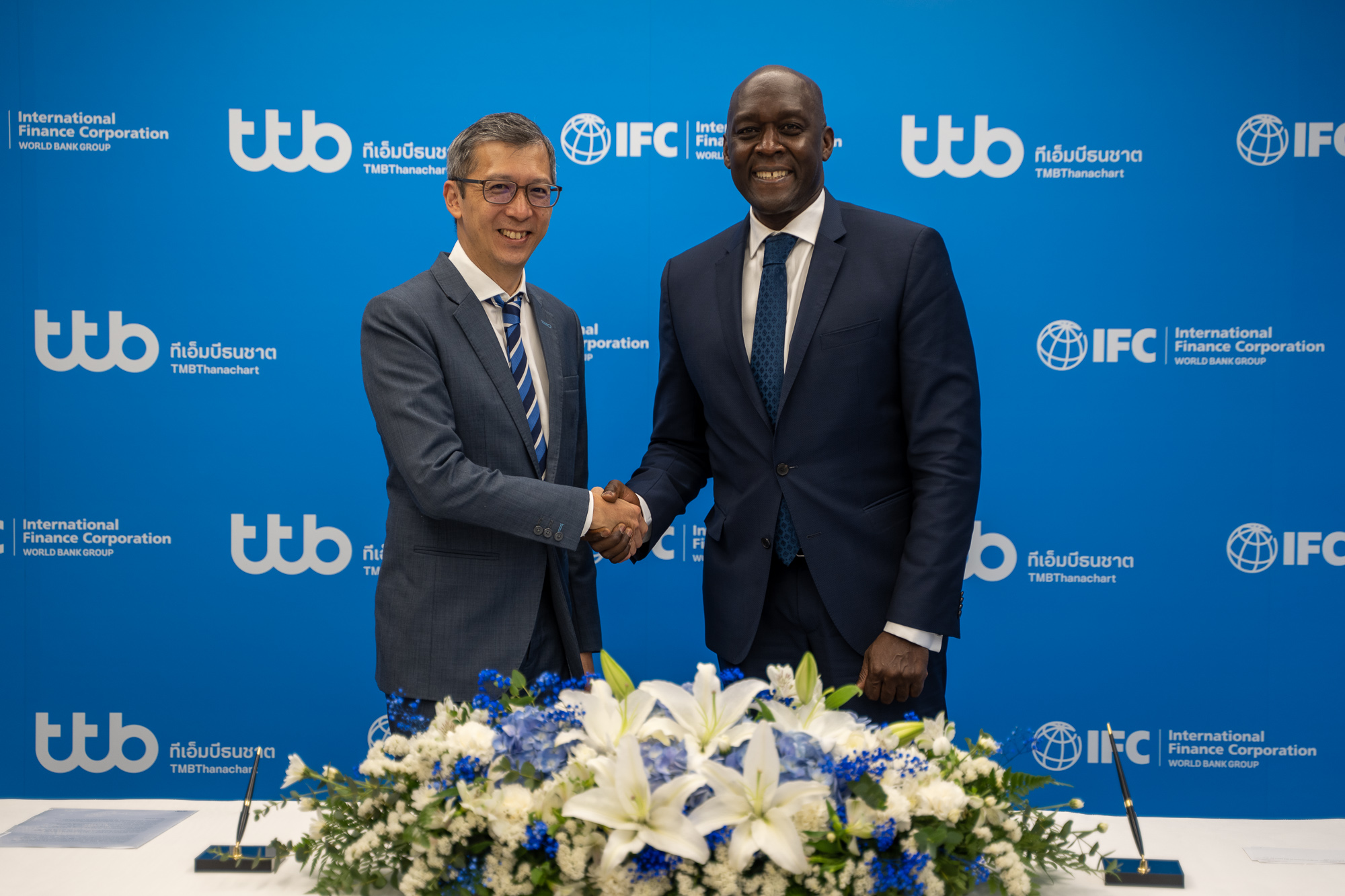 International Finance Corporation (IFC) Managing Director Makhtar Diop and TMBThanachart Bank CEO Piti Tantakasem at the IFC and ttb Blue Bond Signing Ceremony (2).jpg